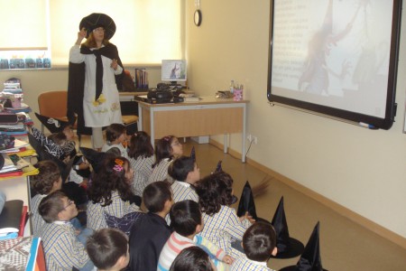Comemoração do Hallowen na sala da prof. Ana do 2º ano. Disfarçada de bruxa contei a história da "Bruxa Mimi".