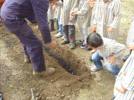 O Sr. Joaquim (avô da Clara Isabel) veio dar-nos uma aula de agricultura. Os alunos ganharam mais um professor.